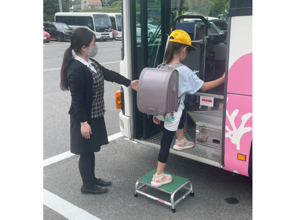 スクールバス添乗スタッフ／年齢不問／未経験スタート可／日給7500円〜