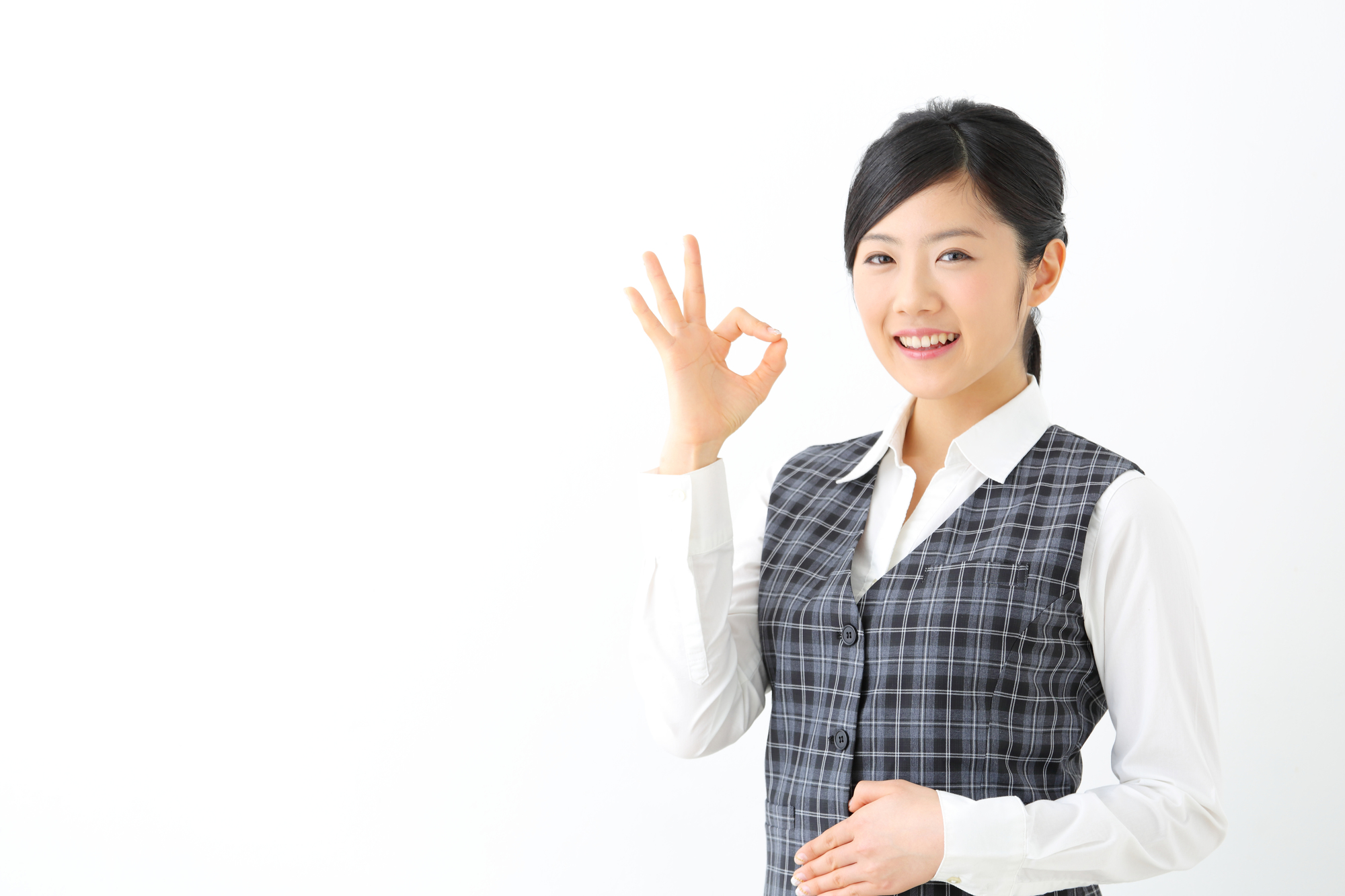 ゴルフ場の受付事務・レストラン開店準備・清掃／勤務外のゴルフ特典あり