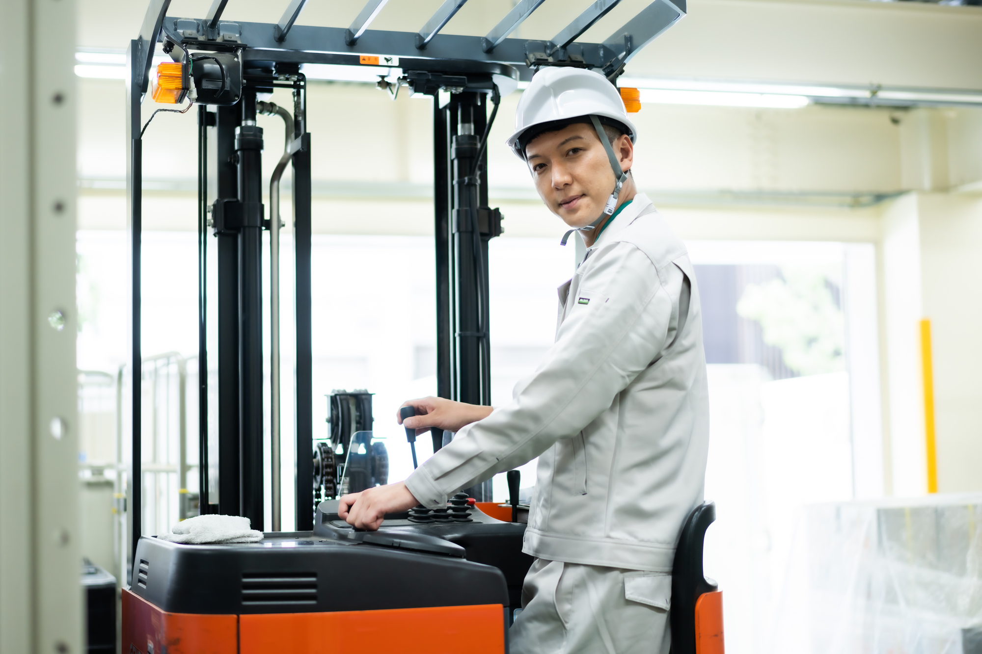 日用雑貨を扱う物流倉庫での入出庫作業員／リーチフォークでラクラク...