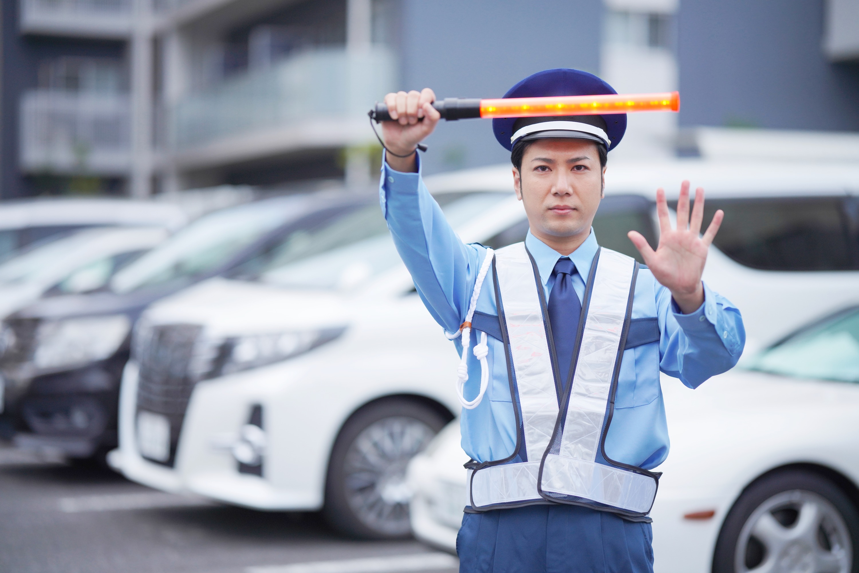 警備員募集！オークション会場での駐車場誘導／WワークOK！シフト応相談
