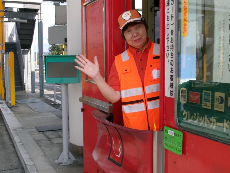 最初の1ヶ月は先輩と！車の見分け方や料金収受のコツをマンツーマン...