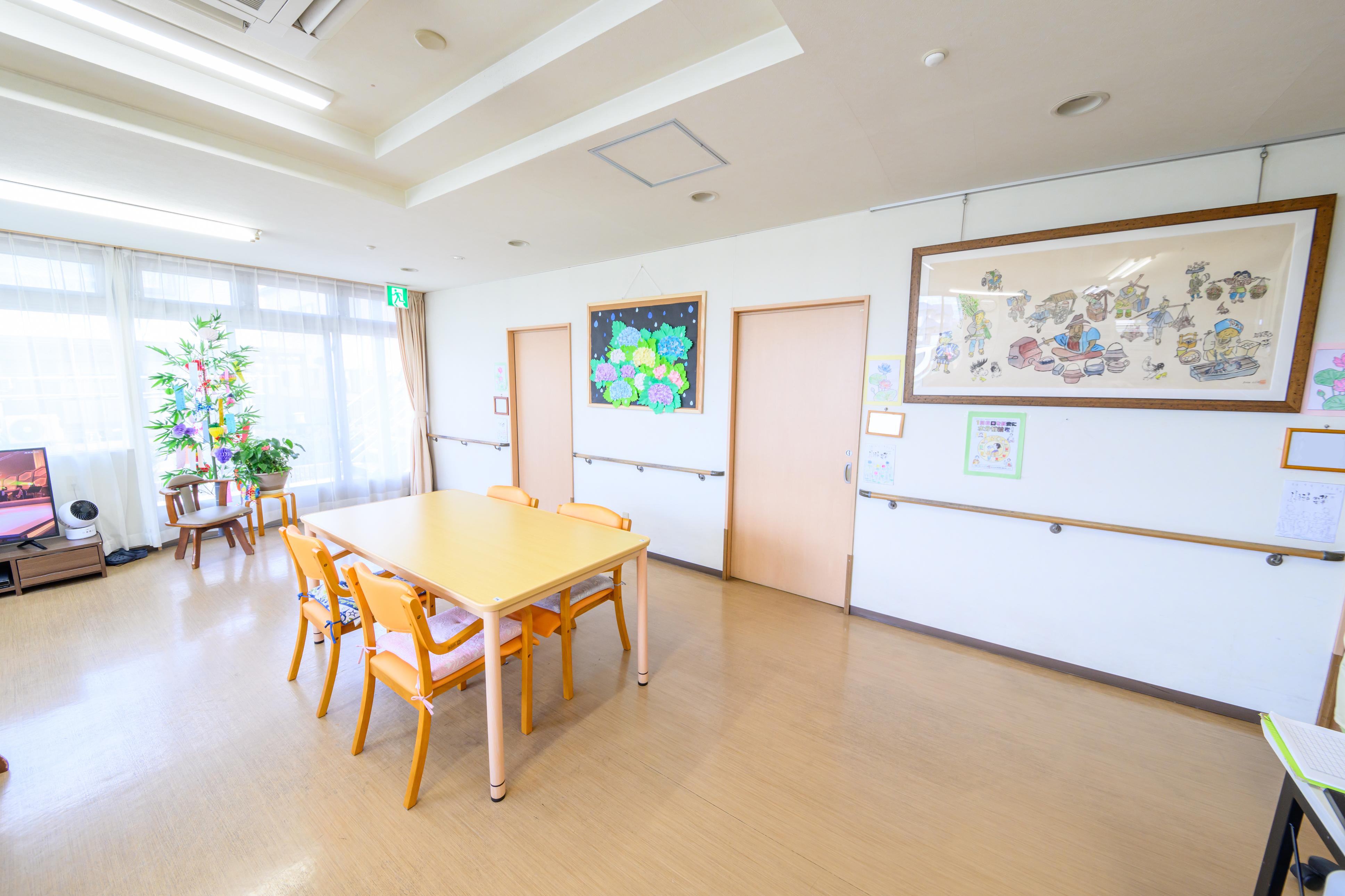 介護スタッフ／要初任者研修／日勤のみOK／残業無／食事補助1食100円