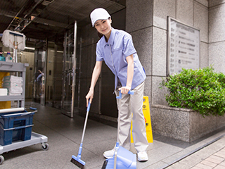 学校内の清掃スタッフ／平日のみ／週5日勤務／6時〜15時／中高年活躍中
