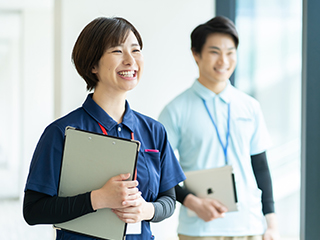 介護スタッフ／従来型特養／ブランクOK／残業なし／40代・50代活躍中