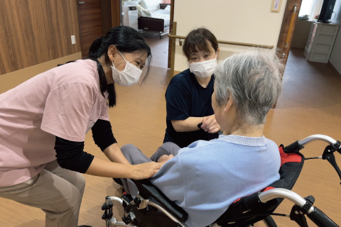 介護スタッフ／週3日〜／未経験OK／短時間OK／日勤のみ／資格不問