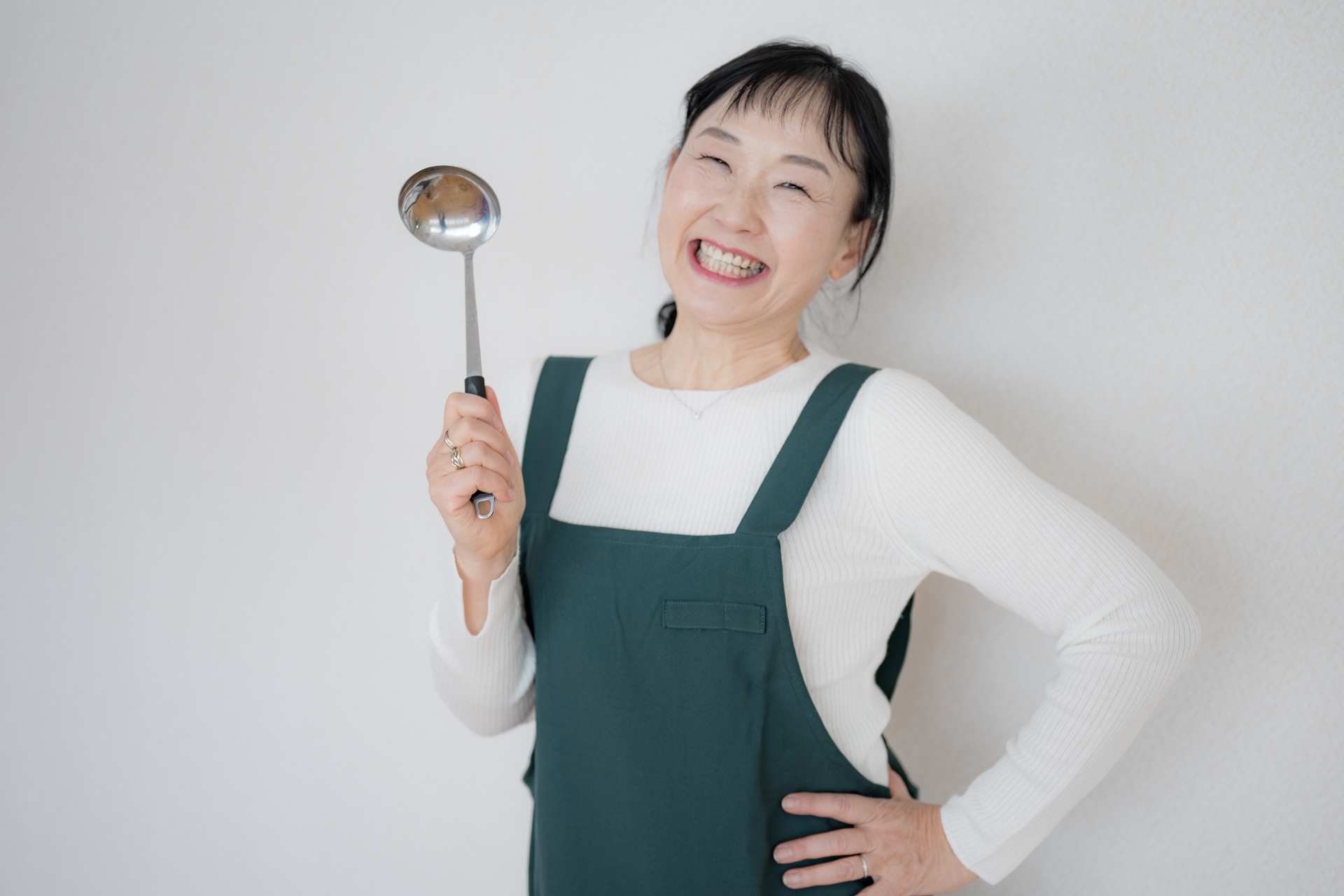 工場内食堂スタッフ／本宿駅すぐ近く／13時半までの短時間／主婦活躍中