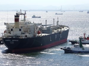 知多港運株式会社/石油タンカーの入港誘導