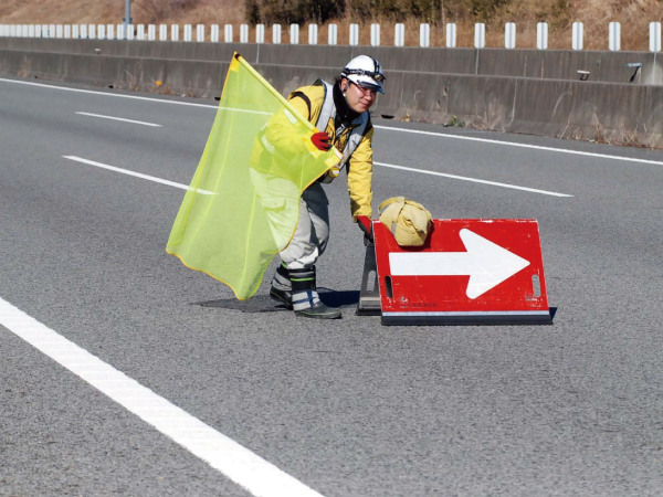 交通誘導警備員／週2日〜OK／シフト自由／週払いOK／年2回賞与あり
